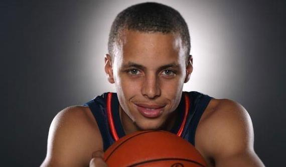 阿尔瓦雷斯社媒晒家人合照：一如既往迎接新的挑战